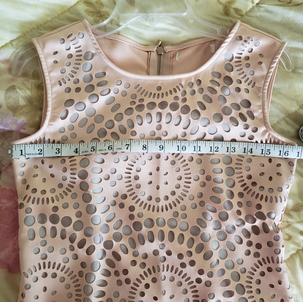 💙Stylish top, pale blush, light sheen with geometric diecut pattern. Gorgeous! - Picture 4 of 6